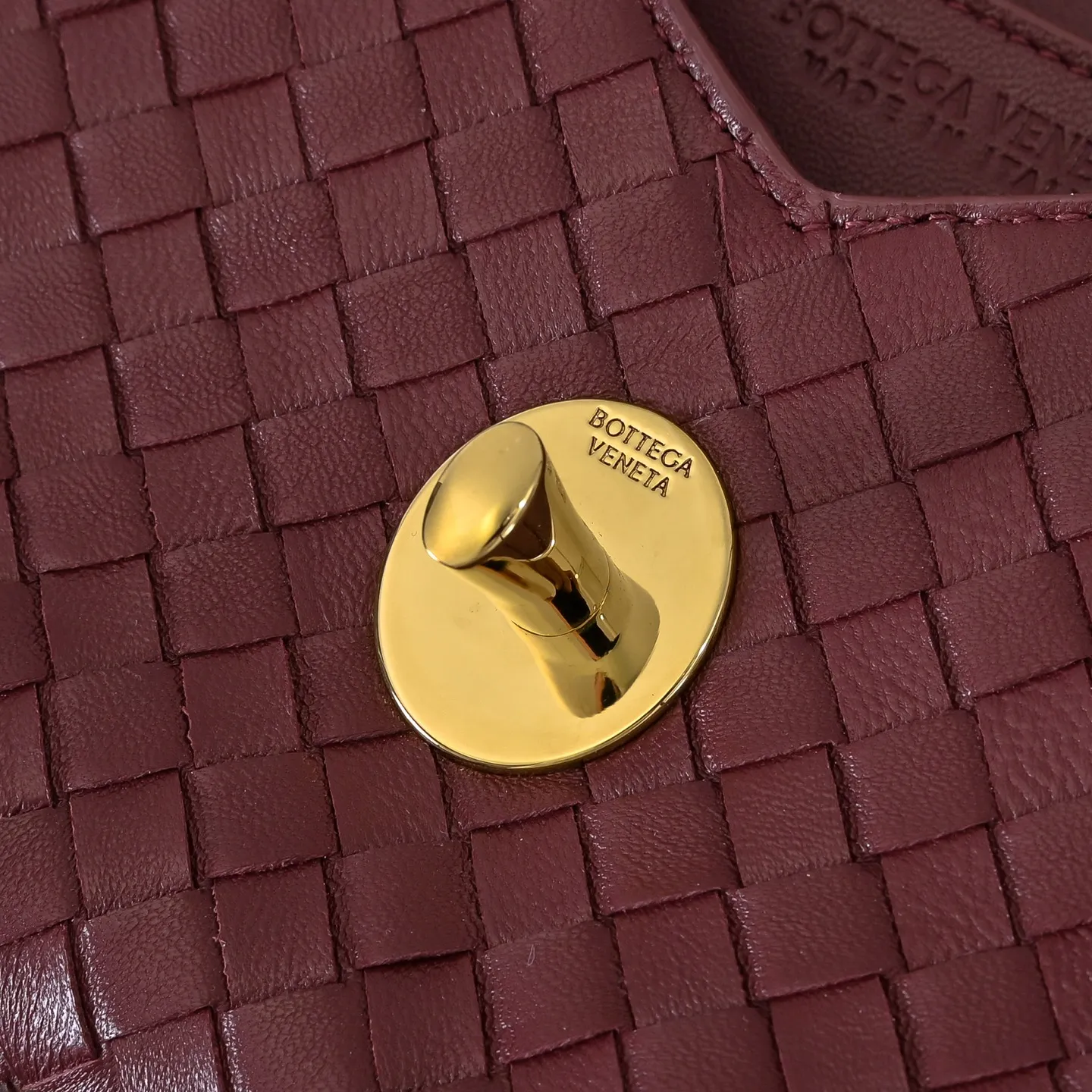 Batch 1660 #Bv new Knot Lock crossbody bag 🎈2025 early spring kont lock new series is hot on the market 🔥The brand's classic weaving process, with kont's metal rotating buttons, are exquisite and eye-catching, which is a luxurious embellishment of details. The upper body is elegant and elegant, with internal double compartments + card slots + back compartment. Super versatile, multiple carrying methods, detachable shoulder strap, portable/shoulder/cross-body, retro and fashionable, easy to carry with exquisite old-line style🫴 Model: 7191 Size: 25x16x5.5
